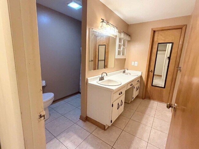 Building Photo - Spacious 1BR / 1BA Basement Apartment Just Minutes From Town