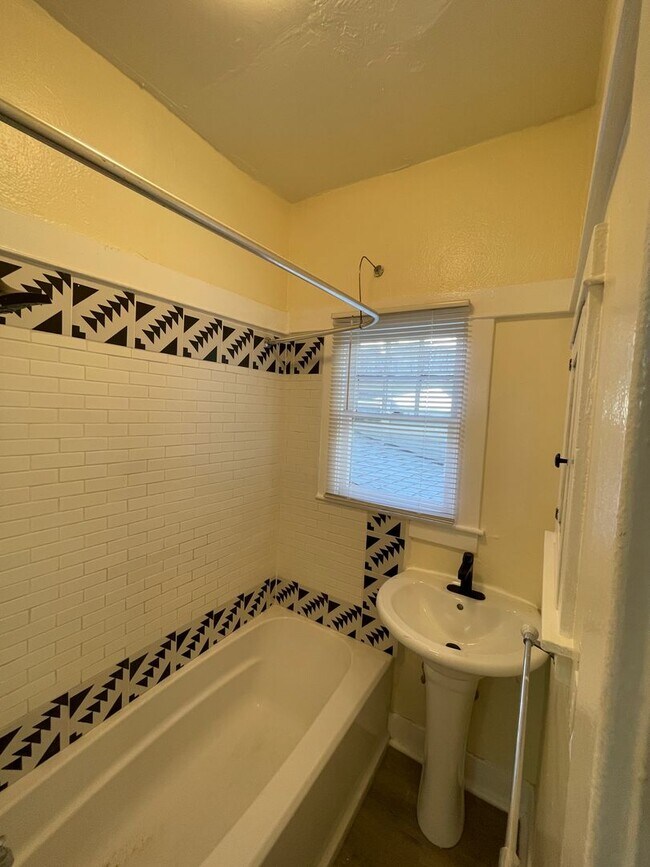 Building Photo - ECHO PARK studio ready to move in!!! Locat...