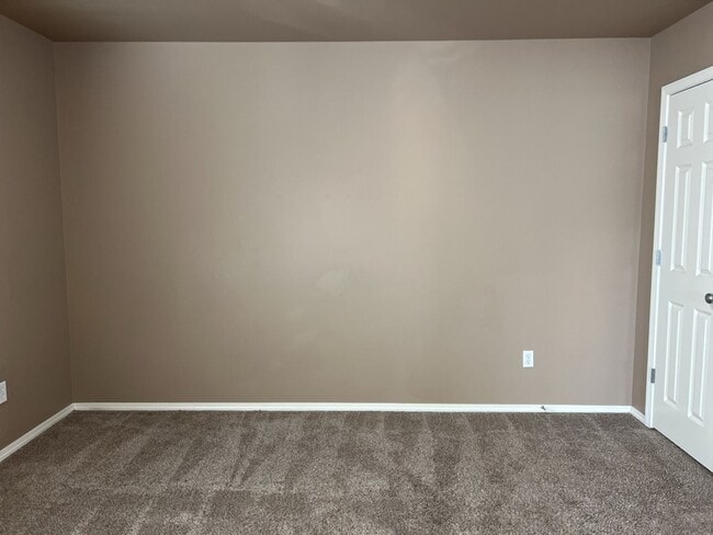 Building Photo - Welcome to this stunning 3-bedroom, 2-bathroom home located in the desirable Broken Arrow, OK.