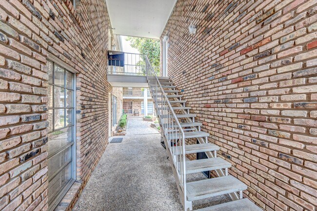 Building Photo - 2101 Fountain View Dr