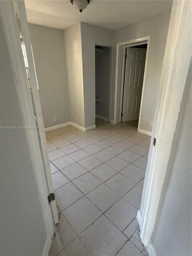 Building Photo - 626 NW 10th Terrace