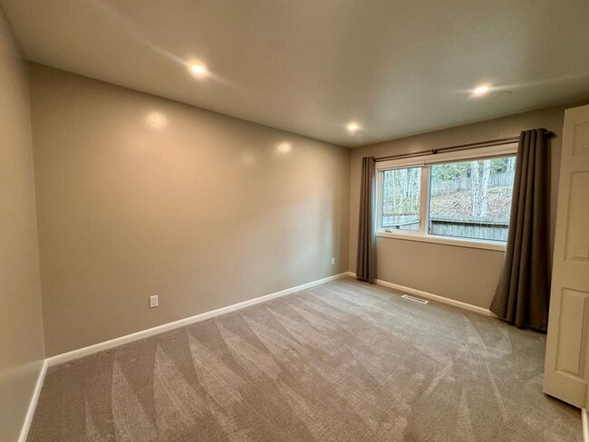Building Photo - 2045 Eastridge Dr
