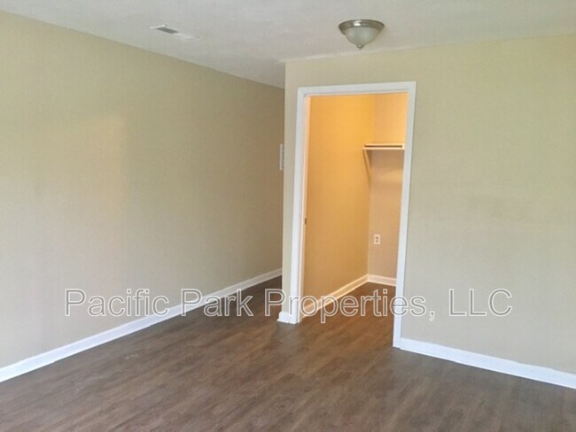 Building Photo - 9403 Shenandoah Dr