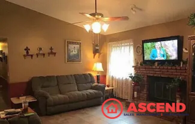 Building Photo - Quaint Home Near Pacheco and Stine!