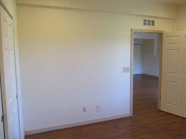 Building Photo - Walkout Basement Apartment - PRICED TO RENT - AVAIL 6/1/26