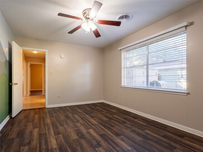 Building Photo - 2728 Encino Ave