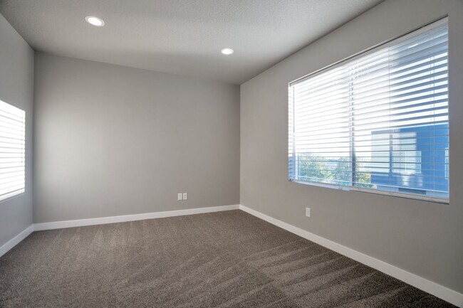 Building Photo - Beautiful 4 Bed - 3 Bath Townhome in Great Clearfield Location! Available on June 10th!