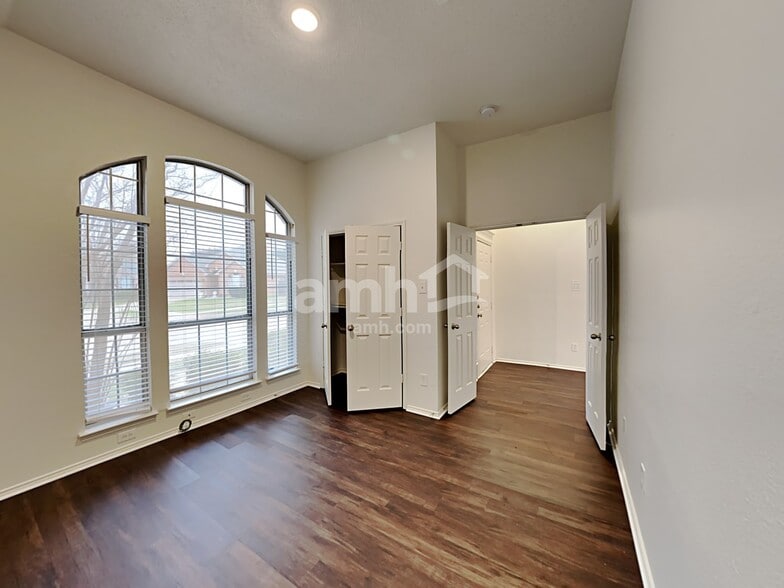 Building Photo - 4521 Mustang Dr