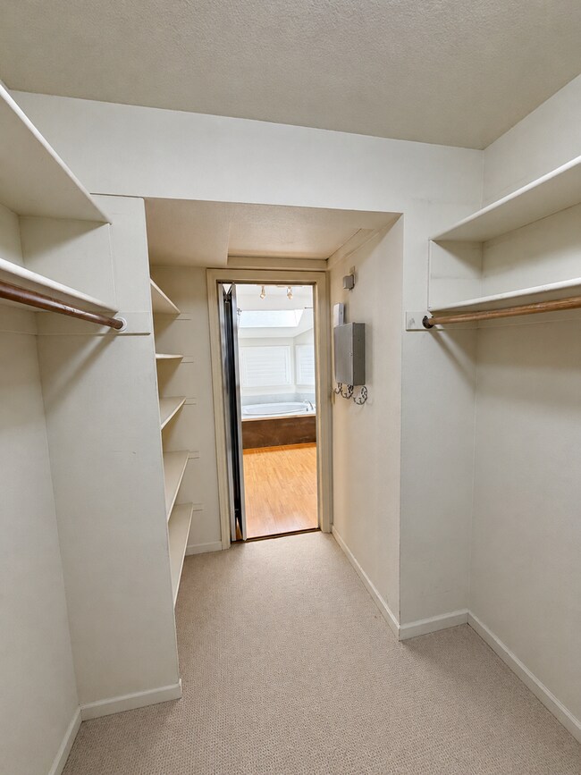 Building Photo - 8036 Glenbar Way