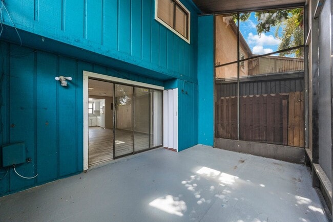 Building Photo - Renovated Town Home 2 bedroom 1.5 bath ** ...
