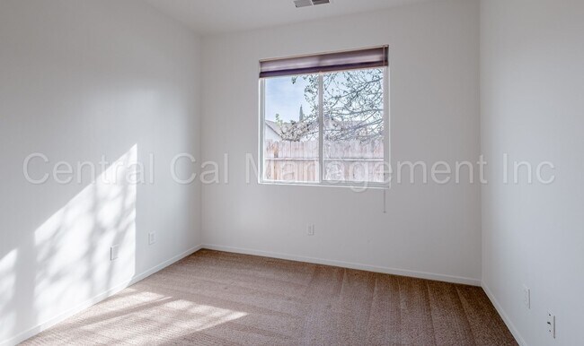 Building Photo - 3 Bedroom/2 Bath home located in the Desired Northwest - $2395 per Month!