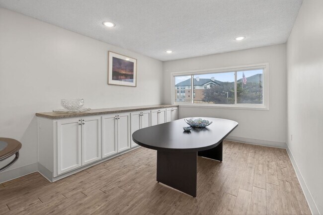 Building Photo - Stunning Condo With Exclusive Bay Views!