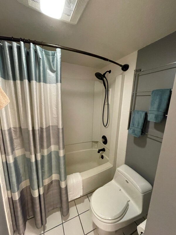 Building Photo - 700 Olde Camelot Cir