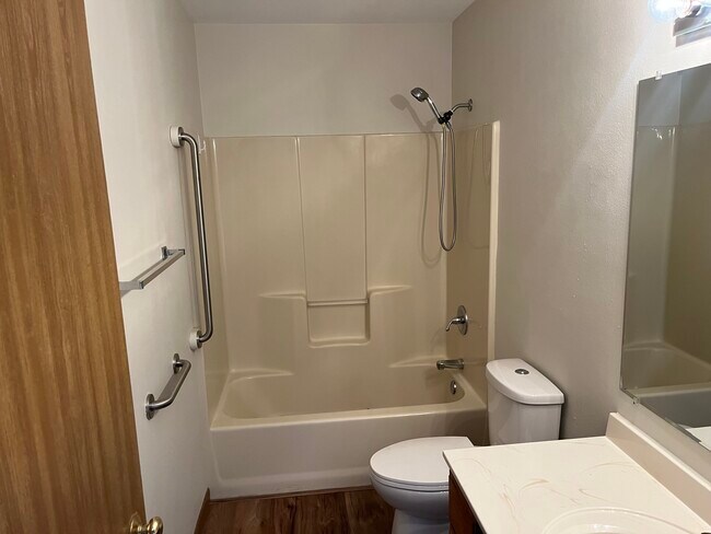 Full Bathroom - 581 Evans Dr