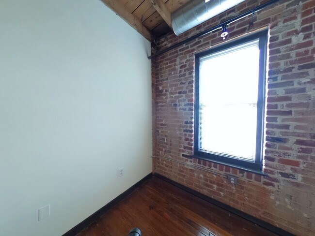 Building Photo - 1318 W Broad St