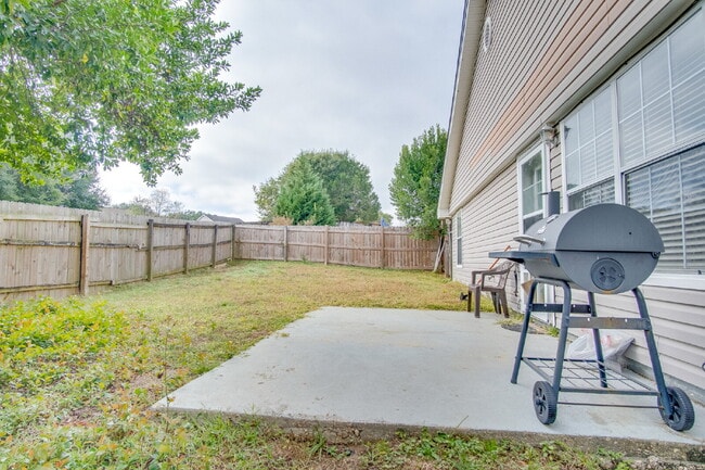 Building Photo - Move-in Special- $250 off the first month's rent.- Spacious 3 Bedroom Home Minutes from Downtown ...