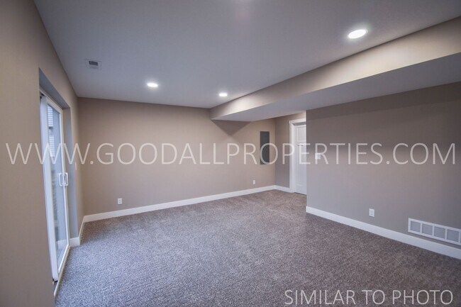 Building Photo - Wonderful 5 bedroom, 3.5 bath with a finis...