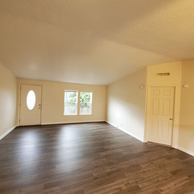 Building Photo - ***Limited Time Summer Rent Special!*** 5 bedroom : 3 bath Home with a Garage in Tangent