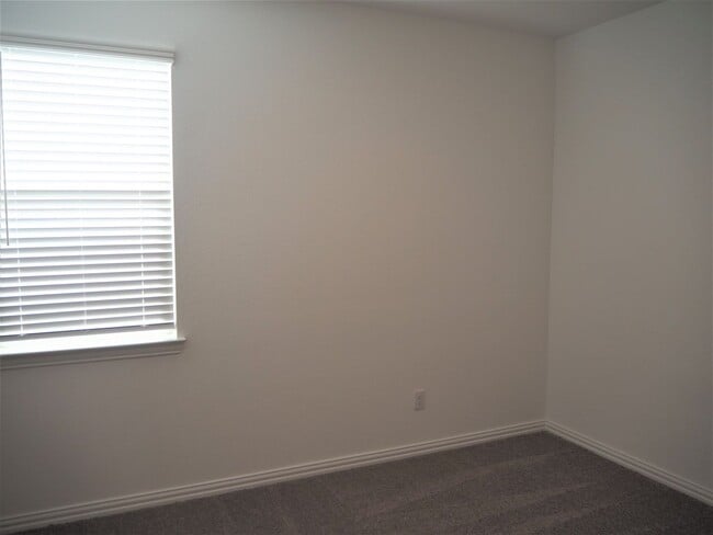 Building Photo - 1800 Lake Grove Dr