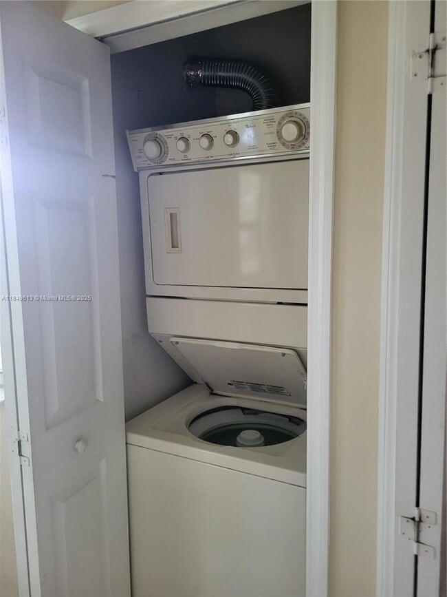 Building Photo - 1250 SE 28th Ct