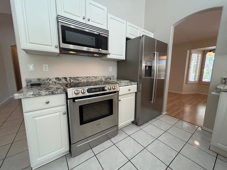 Building Photo - 7709 W Wahalla Ln