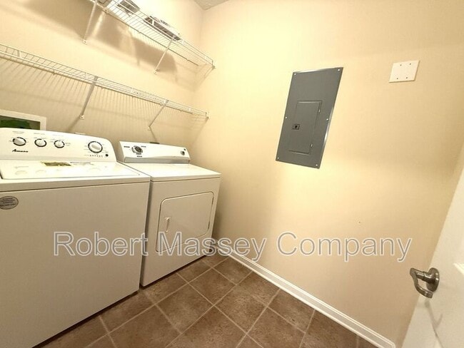 Building Photo - 9400 Clubview Dr