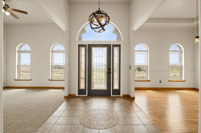 Building Photo - Executive 3-Bed Ranch Main Level - Private...