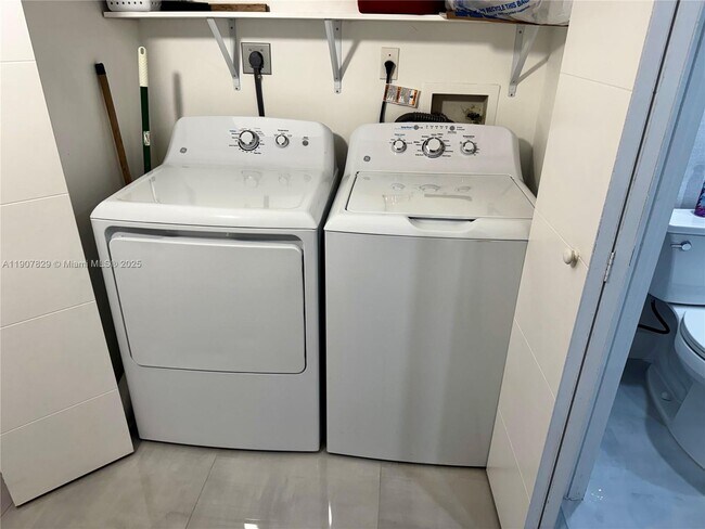 Building Photo - 19555 E Country Club Dr