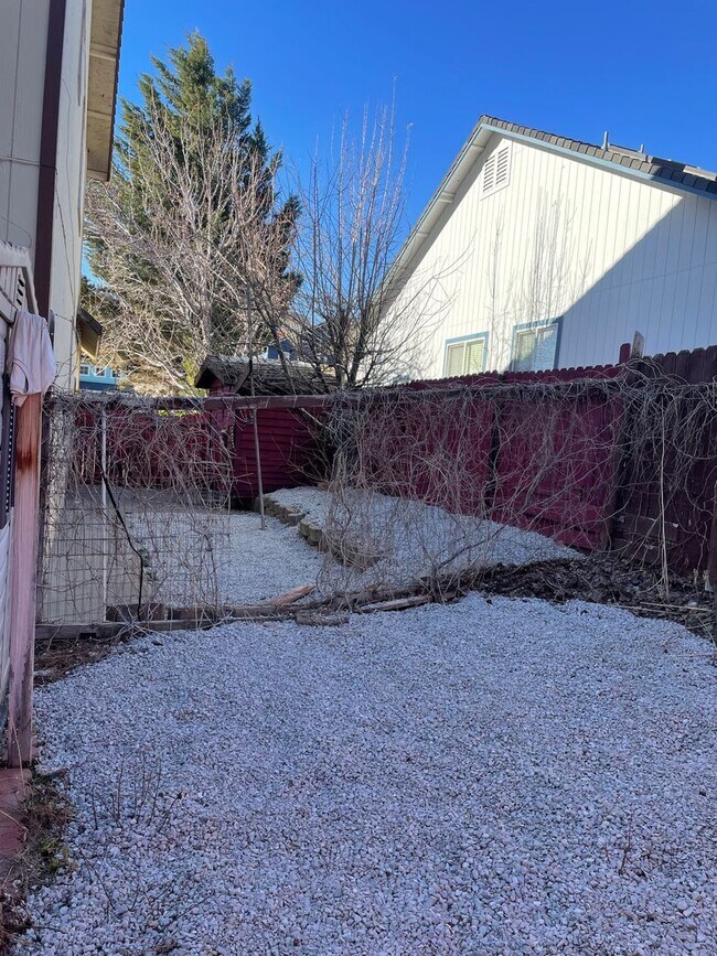 Building Photo - Large Home off Mcarran