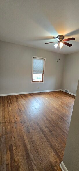 Building Photo - 2027 Glenbrook Dr