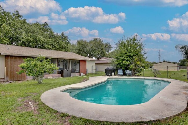 Building Photo - Beautifully Renovated 2-Bedroom Duplex nea...