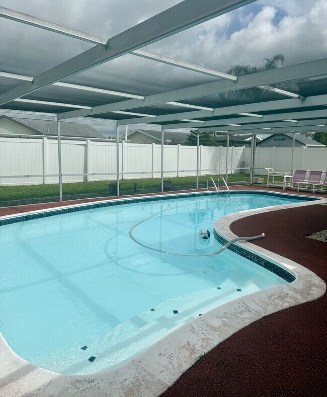 Building Photo - Pool Home