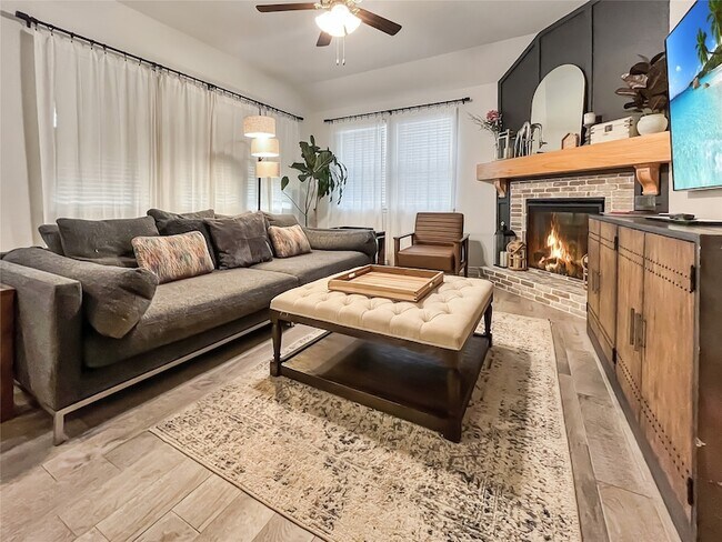 Building Photo - 11229 Yellow Rose Wy
