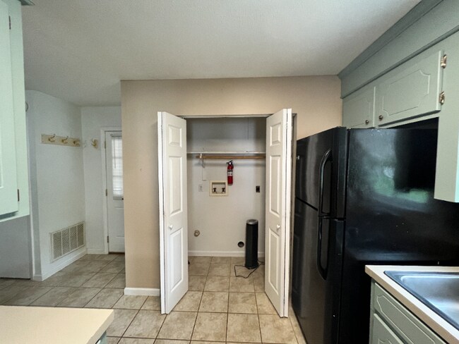 Building Photo - 214 Plantation Rd