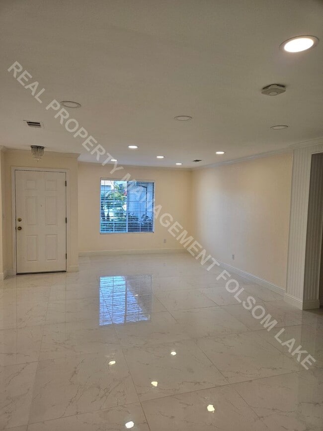 Building Photo - Coming Soon – 3 Bed / 2 Bath Home Near Folsom High School