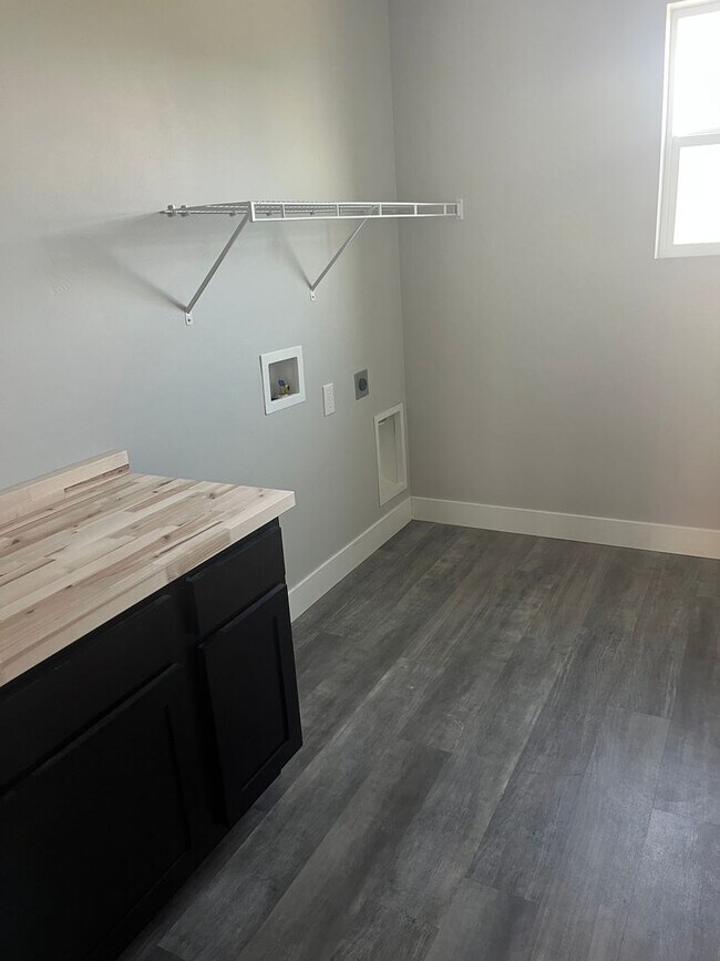 Building Photo - Three Bed, Two and Half Bath Home in Eagle...