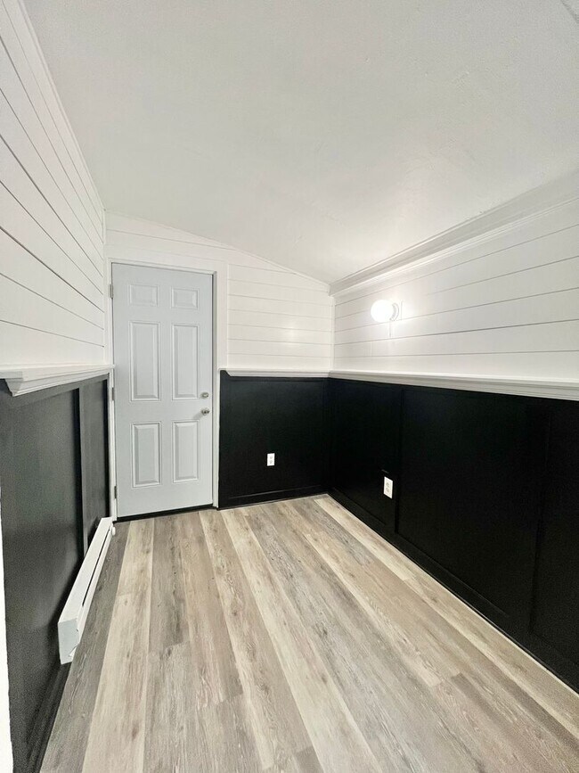 Building Photo - 3 Bedroom 2 Bath City Home Available