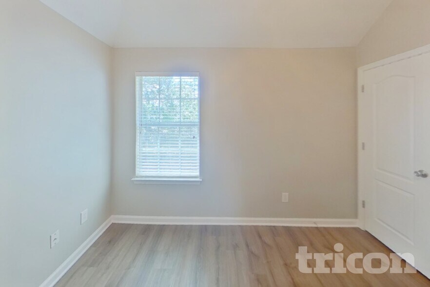 Building Photo - 552 Howell Dr