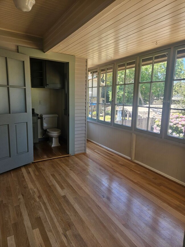 Building Photo - Charming Vintage Home Steps from Downtown Santa Cruz