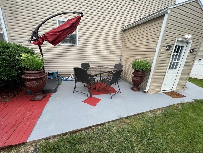 Building Photo - Large 1 bedroom basement apartment in beau...