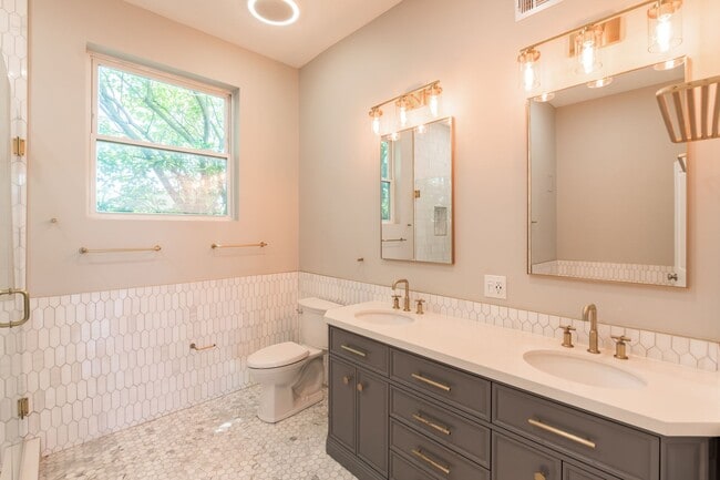 Building Photo - Three Bedroom Graduate Hospital Townhome