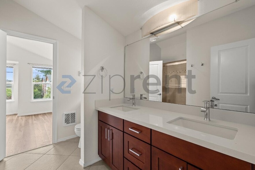 Building Photo - Unit A