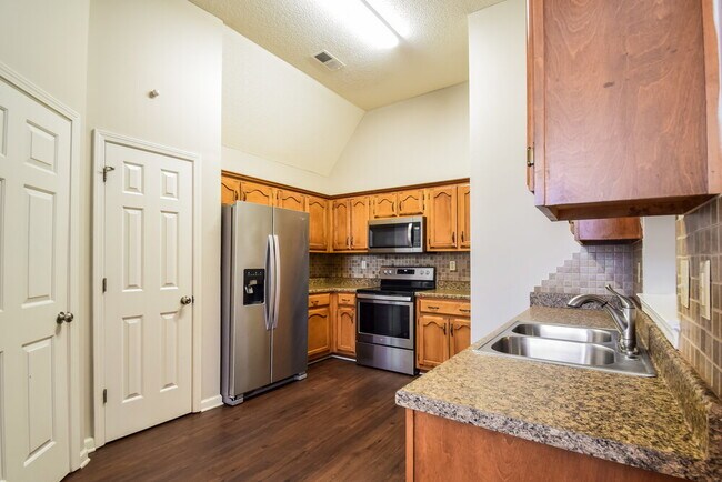 Building Photo - 8236 Clubview Dr