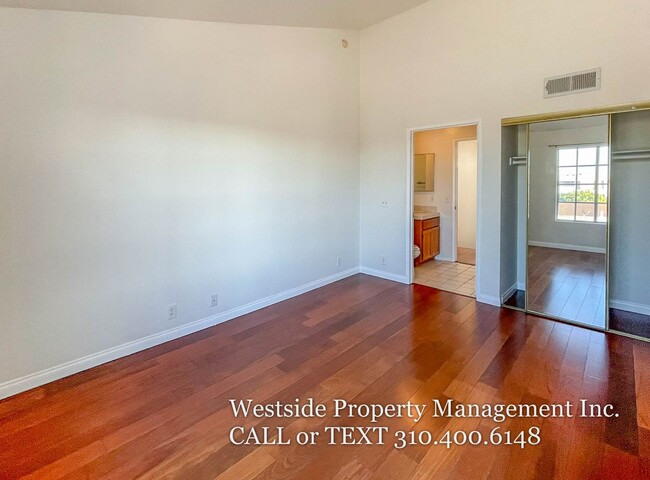 Building Photo - Mar Vista Upper 3Bd/2.5BA Multi-Level Condo