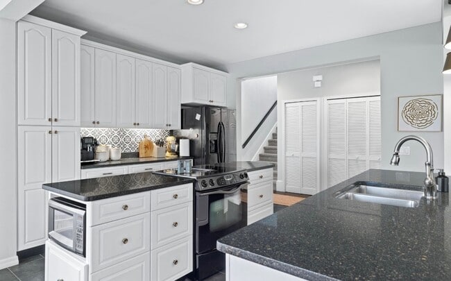 Building Photo - 981 Main St