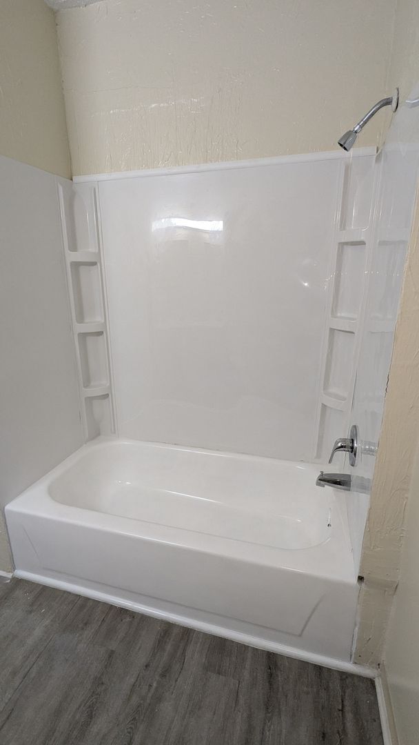 Building Photo - Welcome to this charming 3-bedroom, 1-bathroom home located in the heart of Akron