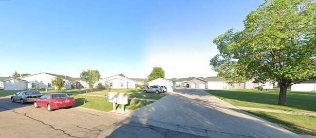 Building Photo - APPLICATION PENDING -- Spacious, Pet-Frien...