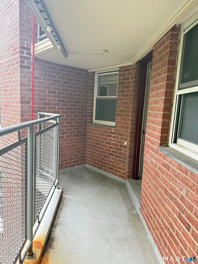 Building Photo - 71 Strawberry Hill Ave