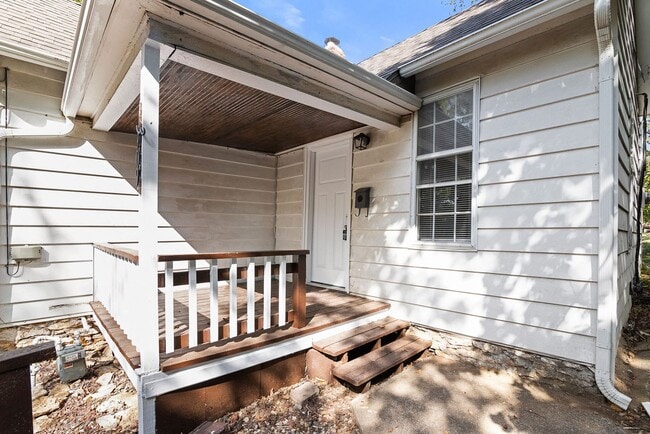Building Photo - Adorable Two Bedroom House