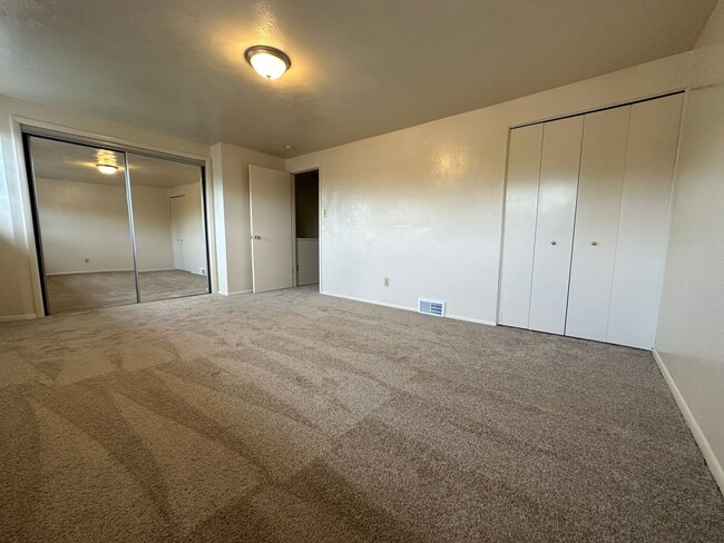 Building Photo - Wonderful Two Bedroom Townhouse in Plum! P...